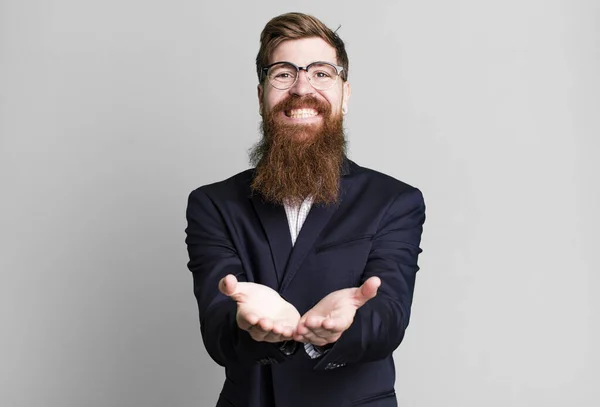Homem Barba Longa Sorrindo Feliz Com Amigável Oferecendo Mostrando Conceito — Fotografia de Stock