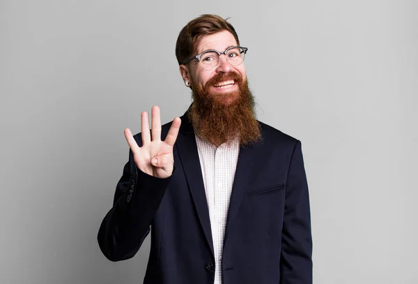 長い髭の男は笑顔で友好的に見える4番目を示しています ビジネスコンセプト — ストック写真