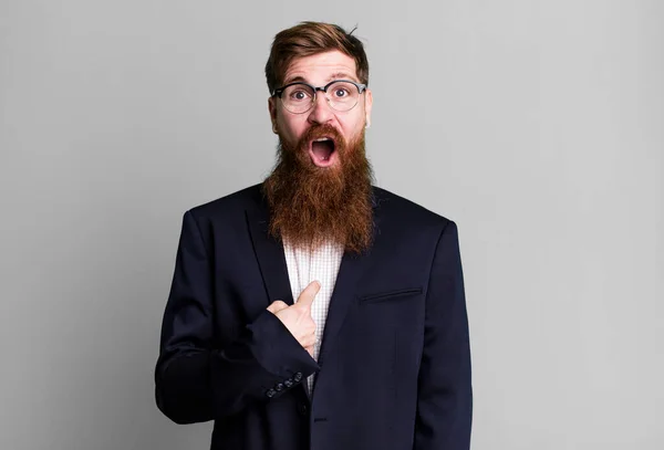 Mann Mit Langem Bart Schaut Schockiert Und Überrascht Mit Weit — Stockfoto