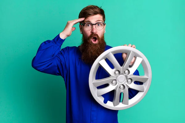 Homem Barba Longa Olhando Feliz Surpreso Surpreso Conceito Mecânico Carro — Fotografia de Stock