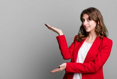 Beyaz, güzel, sarışın, kırmızı ceket giyen bir kadın. İş kadını kavramı