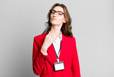 Genç ve güzel bir kadın kibirli, başarılı, pozitif ve gururlu görünüyor. VIP geçiş akreditasyon kavramı