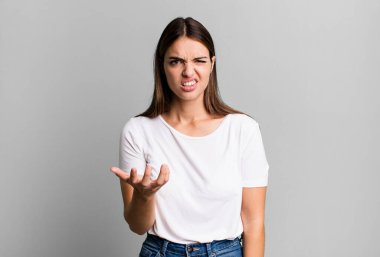 Güzel, genç bir kadın kızgın, sinirli ve hayal kırıklığına uğramış görünüyor. Senin neyin var? 