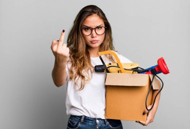 İspanyol güzel kadın kızgın, sinirli, asi ve agresif hissediyor.