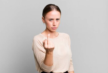 Sinirli, sinirli, isyankar ve agresif hissediyorum. Orta parmağımı şıklatıp karşılık veriyorum.