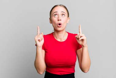 Şaşırmış ve şaşırmış bir bakışla yukarıyı gösteren açık ağızlı bir duygu.