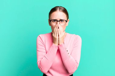 Endişeli, üzgün ve korkmuş hissediyorum, ellerle ağzını kapatıyorum, endişeli ve berbat görünüyor.