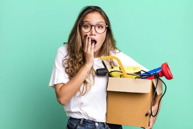 İspanyol güzel kadın şok olmuş ve korkmuş hissediyor.