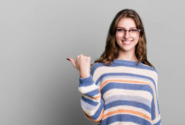 Kafkasyalı güzel sarışın kadın. Senin konseptini kopyalamak için bir yeri var.