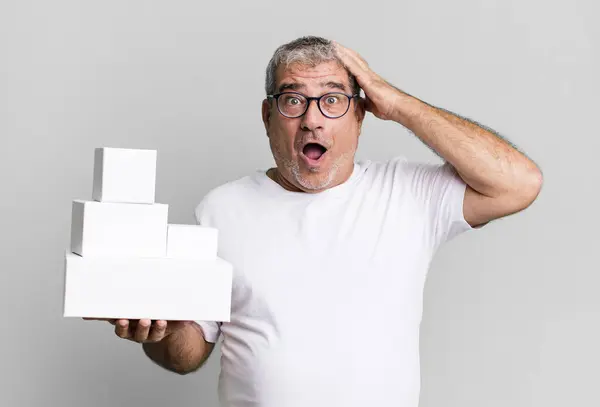 Homem Meia Idade Sênior Olhando Feliz Surpreso Surpreso Pacotes Diferentes — Fotografia de Stock