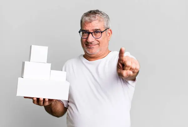 Homem Meia Idade Sênior Sorrindo Orgulhosamente Confiantemente Fazendo Número Pacotes — Fotografia de Stock