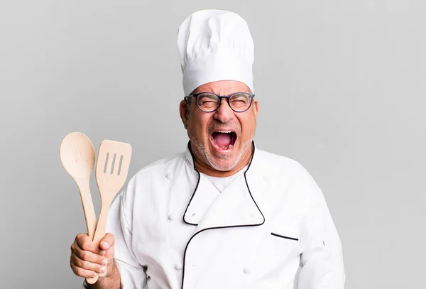 中年男人大喊大叫 看起来很生气 带有工具概念的餐厅厨师 — 图库照片