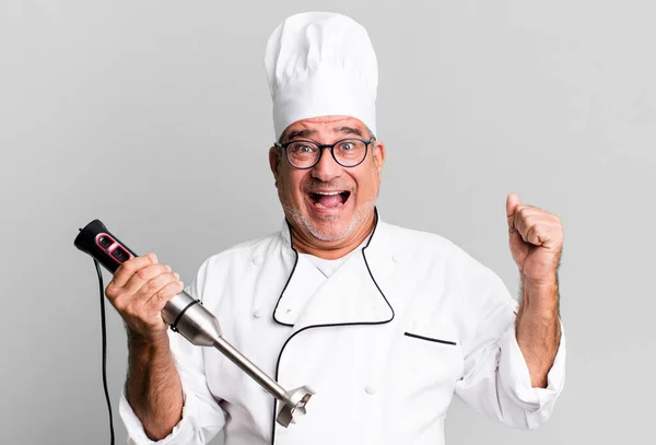 Uomo Anziano Mezza Età Sentirsi Scioccato Ridendo Celebrando Successo Chef — Foto Stock