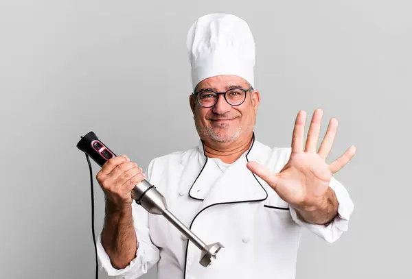 Uomo Anziano Mezza Età Sorridente Amichevole Mostrando Numero Cinque Chef — Foto Stock