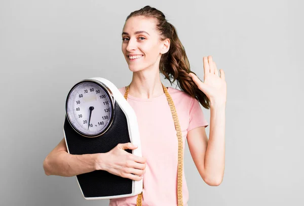 Giovane Bella Donna Sorridente Felicemente Mano Agitante Accoglie Saluta Concetto — Foto Stock