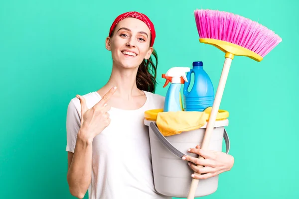 Young Pretty Woman Looking Excited Surprised Pointing Side Housekeeper Concept — Stockfoto