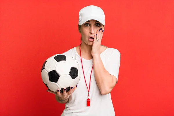 Young Pretty Woman Feeling Shocked Scared Soccer Coach Concept — Stock Photo, Image