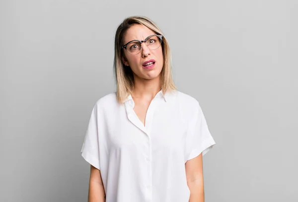 Blonde Adult Woman Feeling Puzzled Confused Dumb Stunned Expression Looking — Stockfoto