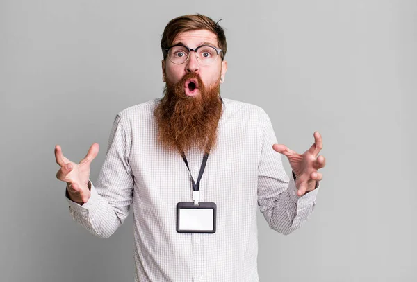Homem Barba Longa Espantado Chocado Espantado Com Uma Surpresa Inacreditável — Fotografia de Stock
