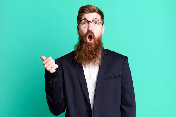 Homem Longo Barba Que Olha Espantado Descrença Conceito Negócio — Fotografia de Stock