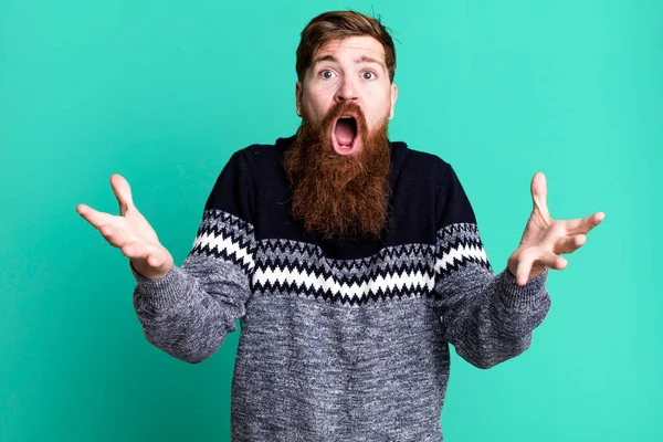 Длинная Борода Рыжие Волосы Человек Чувствует Себя Чрезвычайно Шокирован Удивлен — стоковое фото
