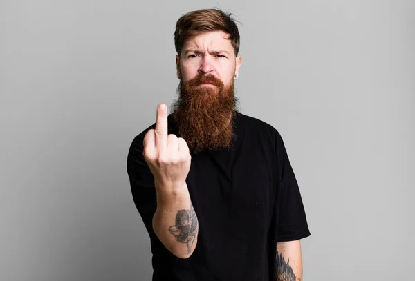Barba Larga Pelirroja Hombre Sintiéndose Enojado Molesto Rebelde Agresivo —  Fotos de Stock