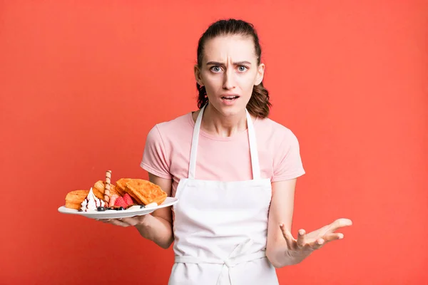 Genç Güzel Bir Kadın Sinirli Sinirli Sinirli Görünüyor Waffle Konsepti — Stok fotoğraf