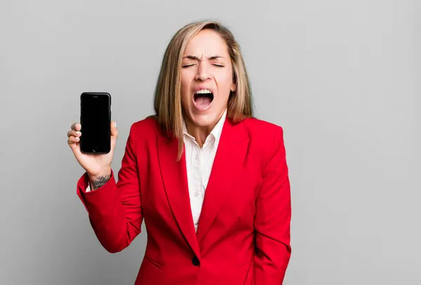 Ładna Blondynka Krzyczy Agresywnie Wyglądając Wściekłą Bizneswoman Koncepcja Telefonu — Zdjęcie stockowe