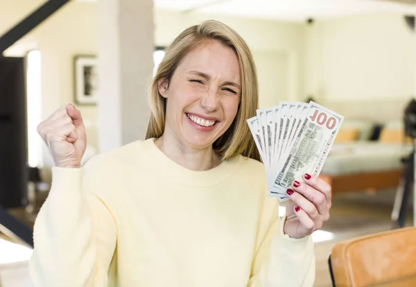 Young Adult Pretty Blonde Woman Banknotes — Foto Stock