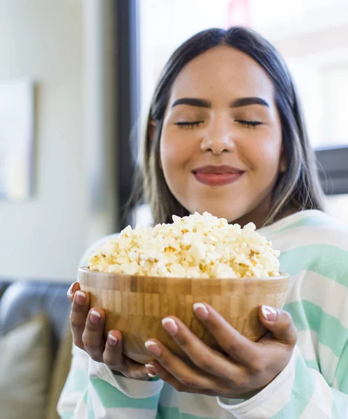 Pretty Latin Woman Film Popcorn — Fotografia de Stock