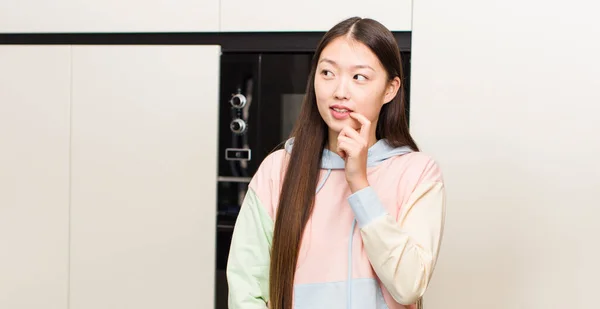Asiatisch Schön Frau Bei Neu Zuhause Küche — Stockfoto
