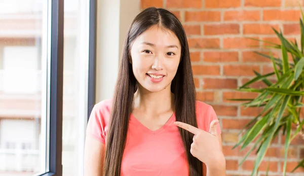 Asian Pretty Woman Home Brick Wall Plant — Stockfoto