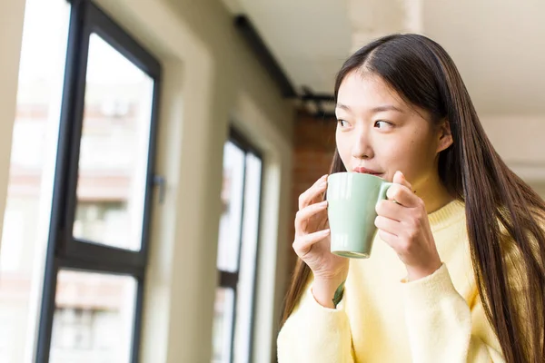 Serin Evinde Elinde Kahve Fincanı Olan Asyalı Güzel Bir Kadın — Stok fotoğraf