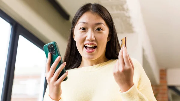 Asiática Mulher Bonita Usando Smartphone Uma Casa Legal — Fotografia de Stock