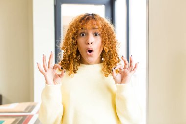 Genç kızıl saçlı latin hoş kadın yeni evinde.