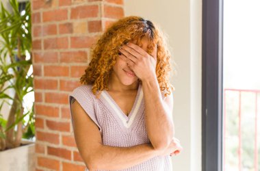 Genç kızıl saçlı latin hoş kadın yeni evinde.