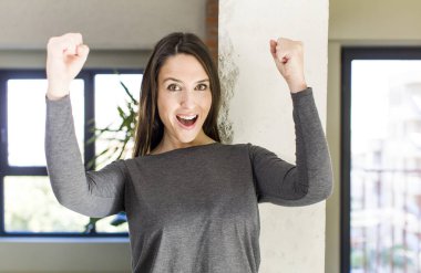 Genç ve güzel bir kadın inanılmaz bir başarıyı kutluyor. Kazanan gibi. Heyecanlı ve mutlu görünüyor.!