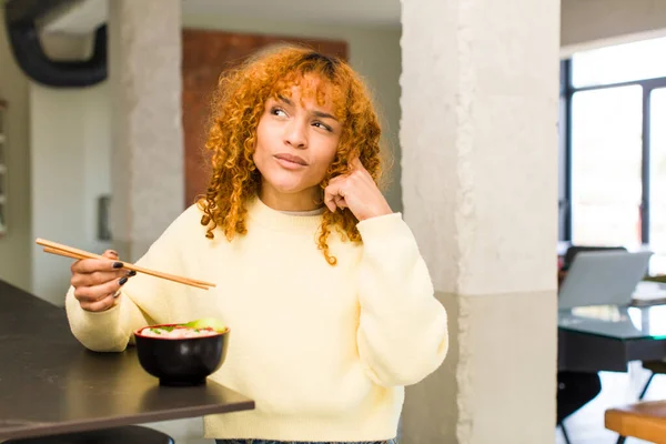 Young Red Hair Latin Pretty Woman Eating Ramen Noodle Bowl — Zdjęcie stockowe