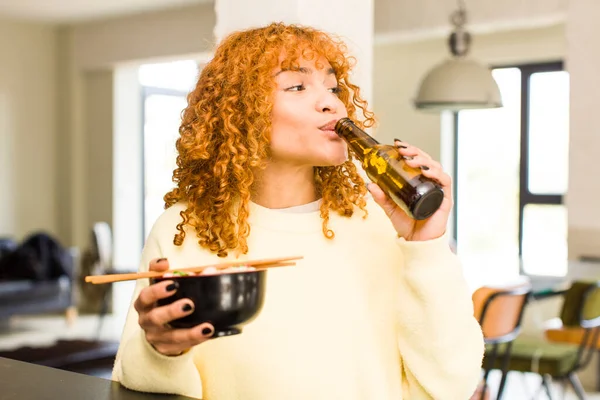 Young Red Hair Latin Pretty Woman Eating Ramen Noodle Bowl — Stockfoto