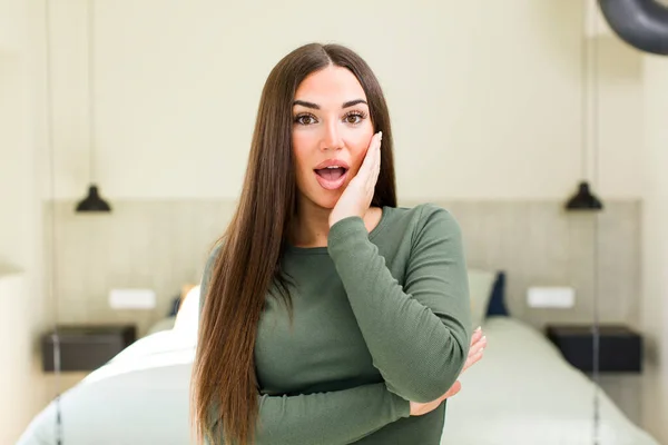 Junge Erwachsene Hübsche Frau Mit Offenem Mund Schockiert Und Ungläubig — Stockfoto