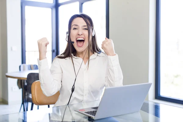 Young Pretty Woman Shouting Aggressively Angry Expression Telemarketer Concept — Stock Photo, Image