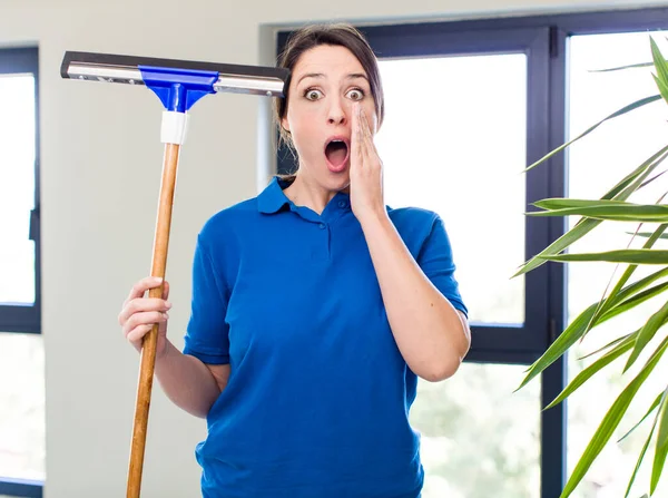 Young Pretty Woman Feeling Shocked Scared Windows Washer Concept — Stockfoto