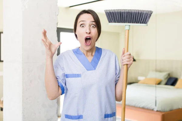 Young Pretty Woman Amazed Shocked Astonished Unbelievable Surprise Housekeeper Concept — Stock Photo, Image