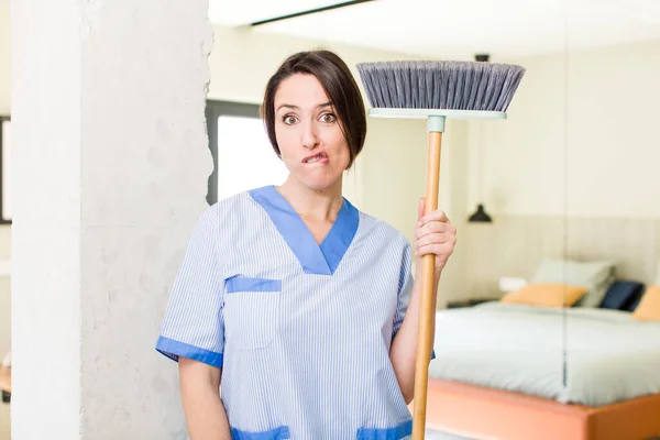 Young Pretty Woman Looking Puzzled Confused Housekeeper Concept — Fotografia de Stock