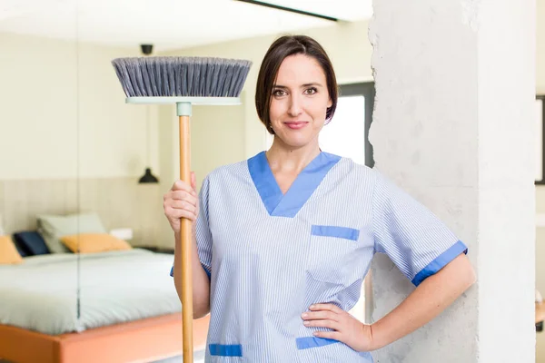 Young Pretty Woman Smiling Happily Hand Hip Confident Housekeeper Concept —  Fotos de Stock