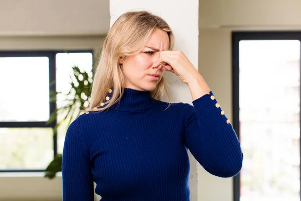 Young Pretty Woman Feeling Disgusted Holding Nose Avoid Smelling Foul — Stock Photo, Image