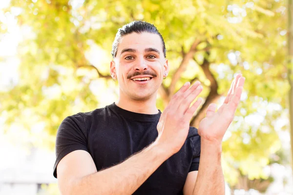 Genç Havalı Adam Kendini Mutlu Başarılı Hissediyor Gülümsüyor Alkışlıyor Alkışlarla — Stok fotoğraf