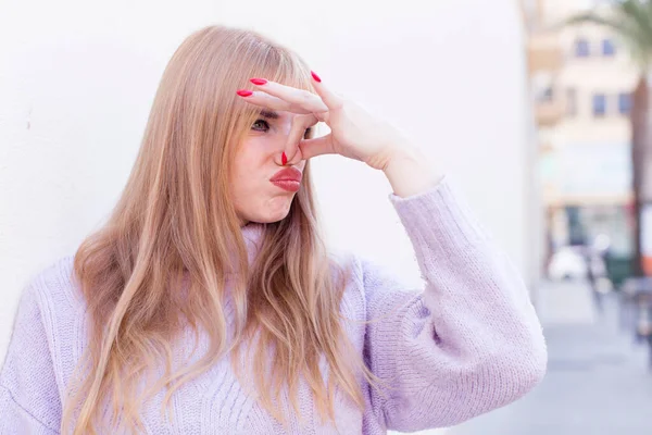 Young Pretty Woman Feeling Disgusted Holding Nose Avoid Smelling Foul — Stock Photo, Image