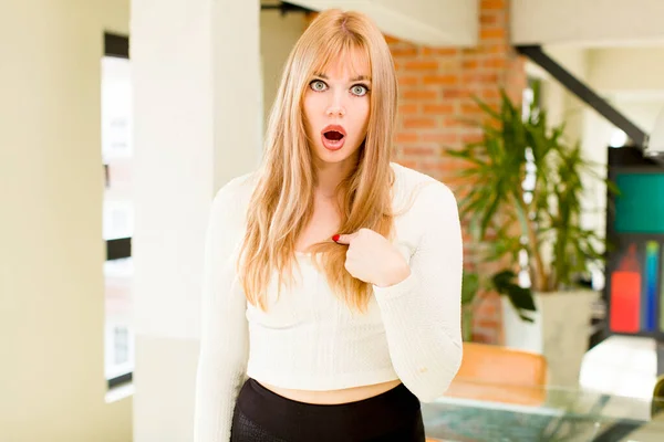 Young Pretty Woman Looking Shocked Surprised Mouth Wide Open Pointing — Foto Stock