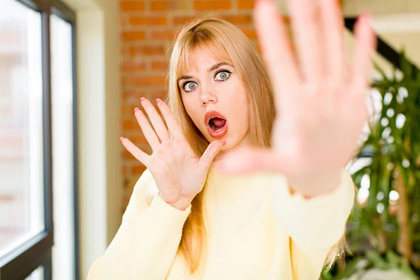 Young Pretty Woman Feeling Terrified Backing Screaming Horror Panic Reacting — Foto Stock
